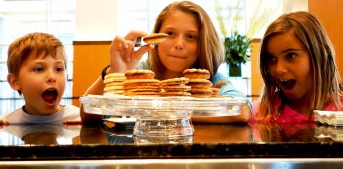 Cookies and refreshments are available all day. It is perfect for families traveling